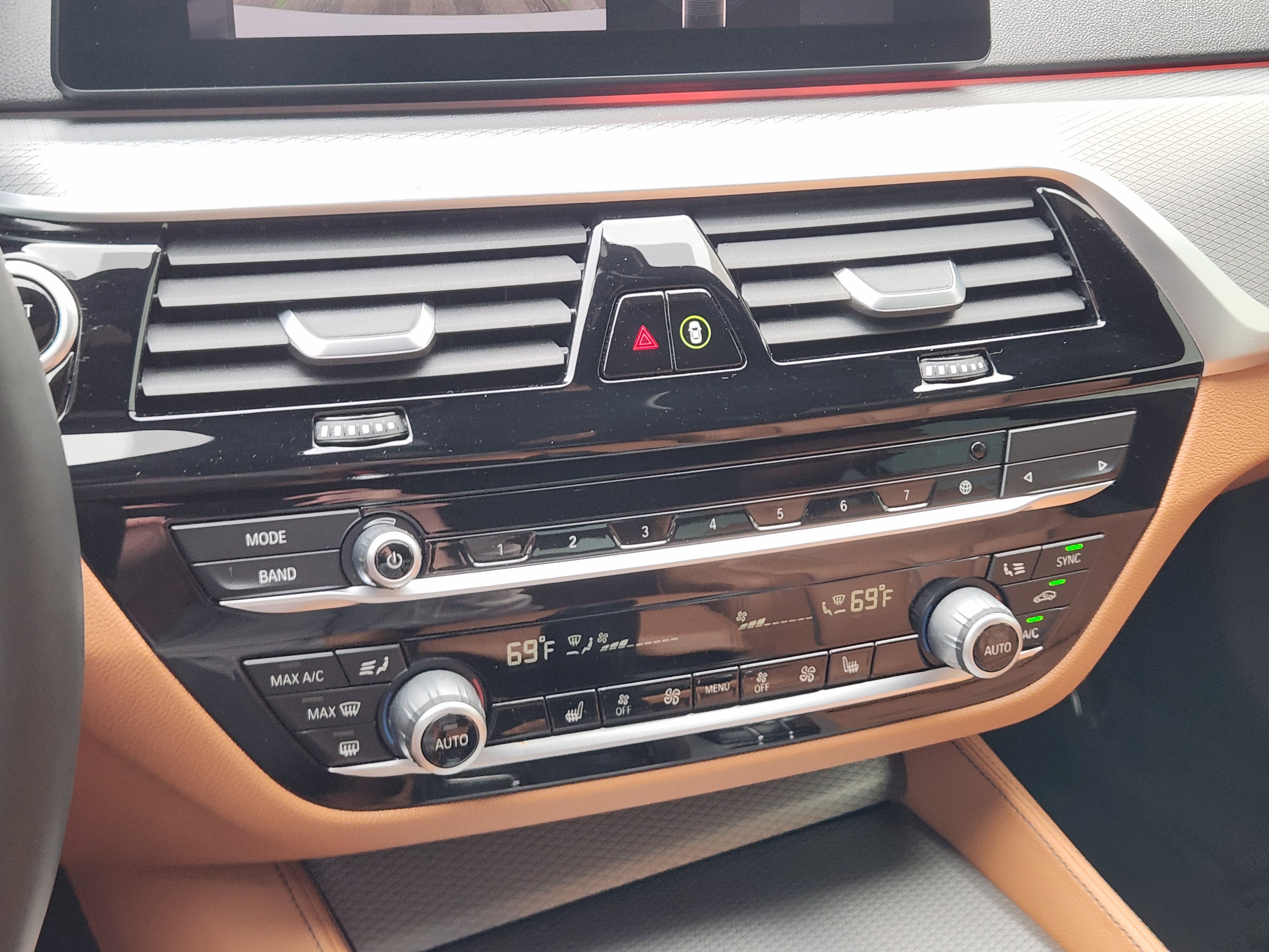 Used 2020 BMW 530e w/ M Sport Package image 19