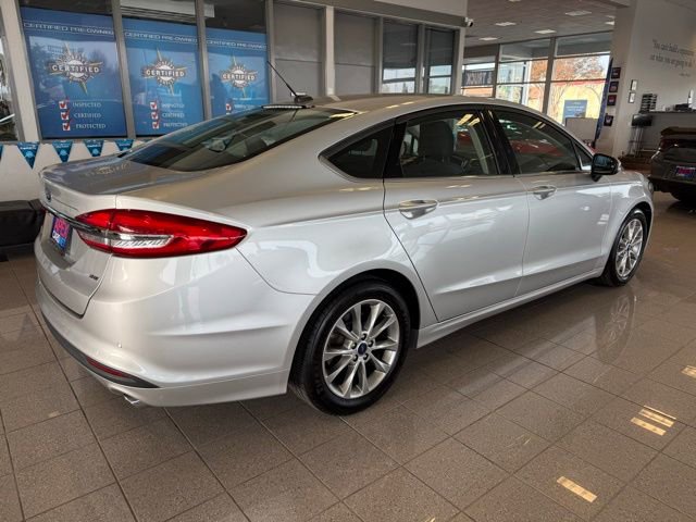 Used 2017 Ford Fusion SE w/ Fusion SE Technology Package image 3
