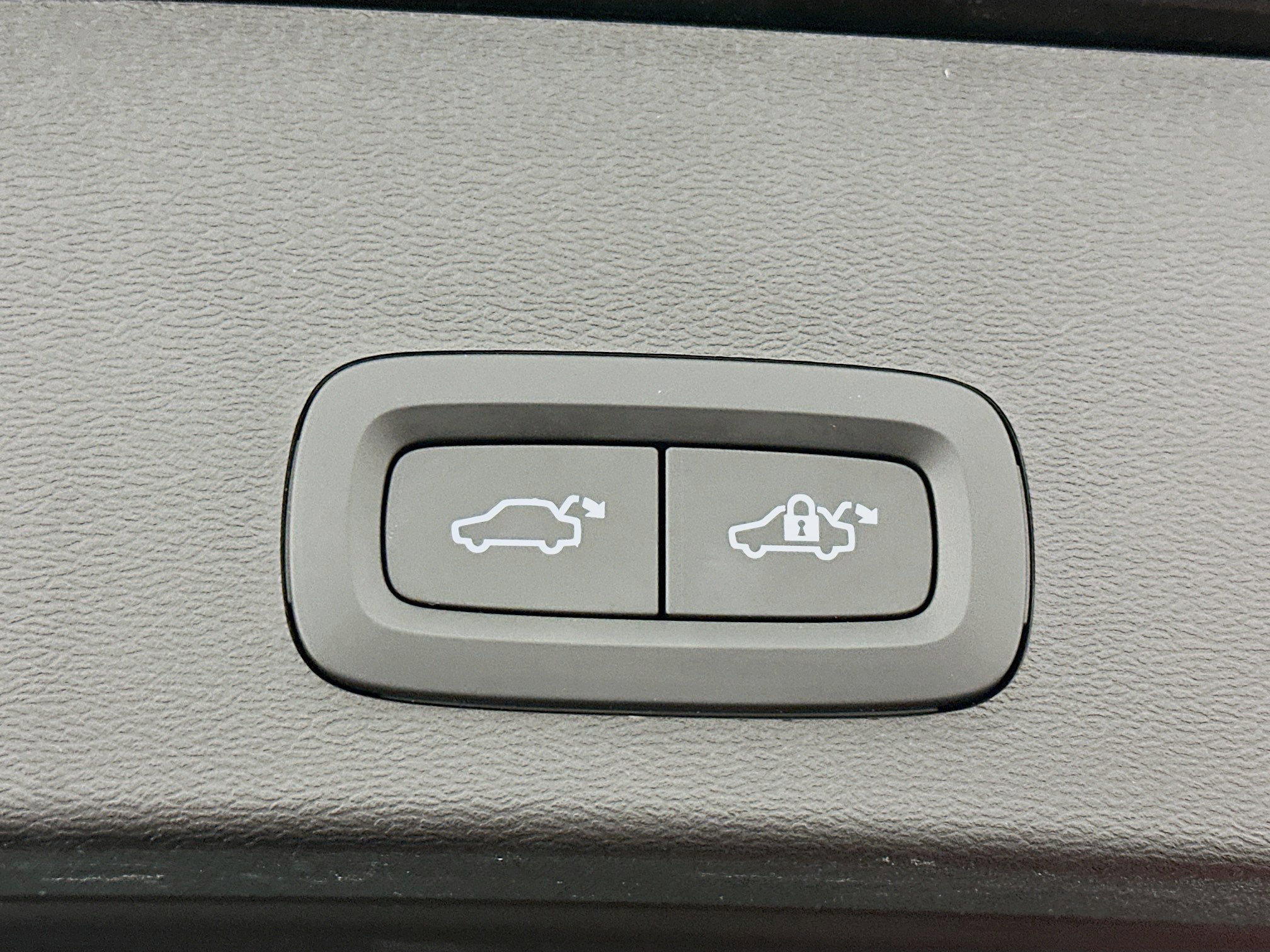 Used 2025 Volvo XC40 B5 Core image 32