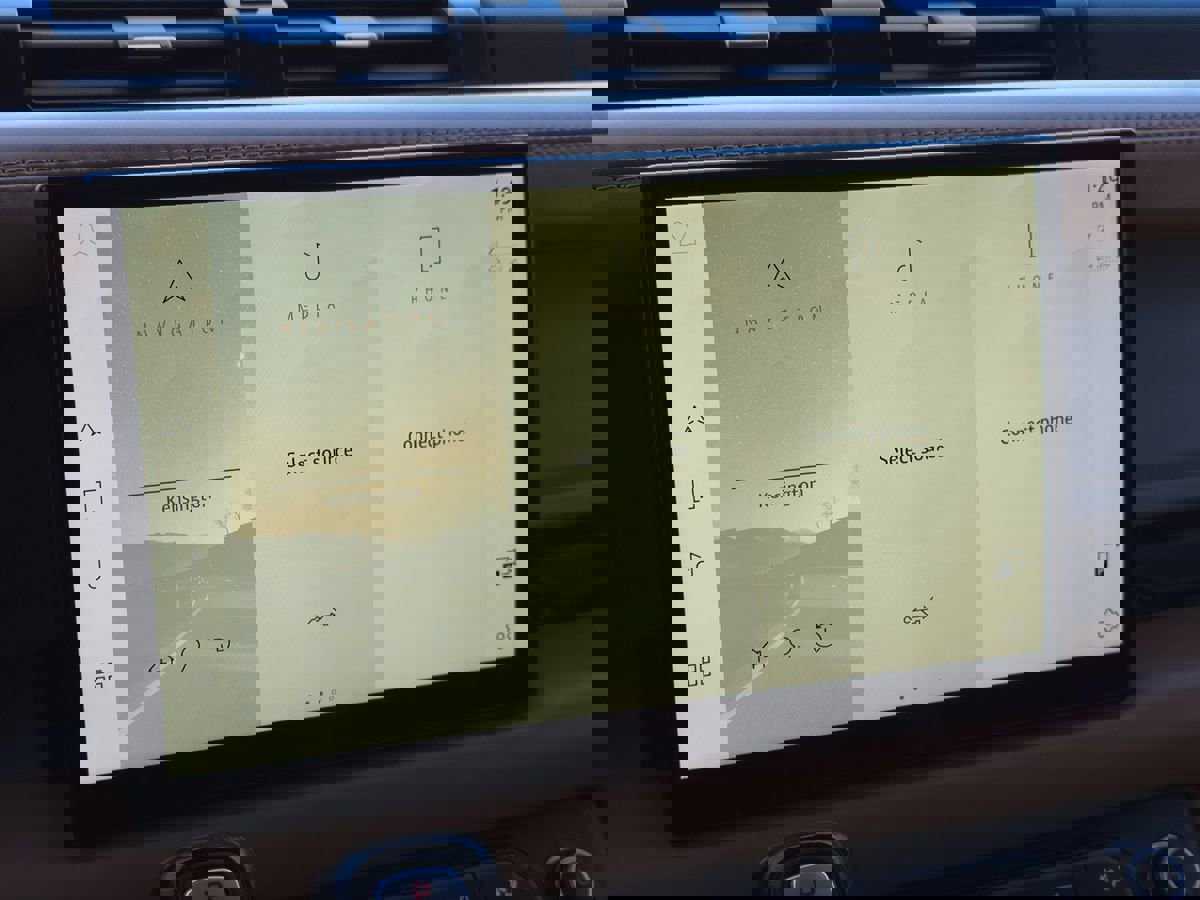 Used 2023 Land Rover Defender 130 S image 39