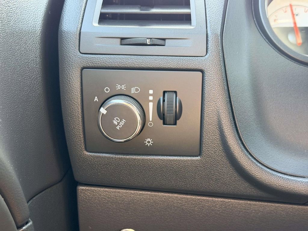 Used 2014 Dodge Challenger SXT image 10