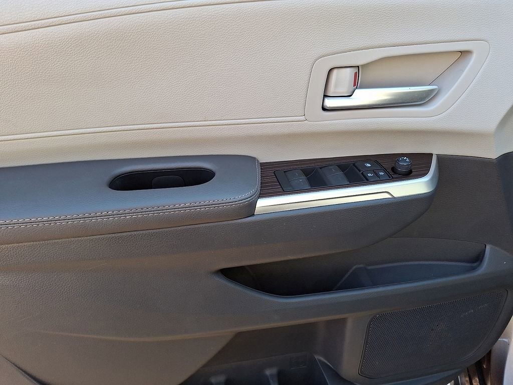 Used 2022 Toyota Sienna XLE image 8