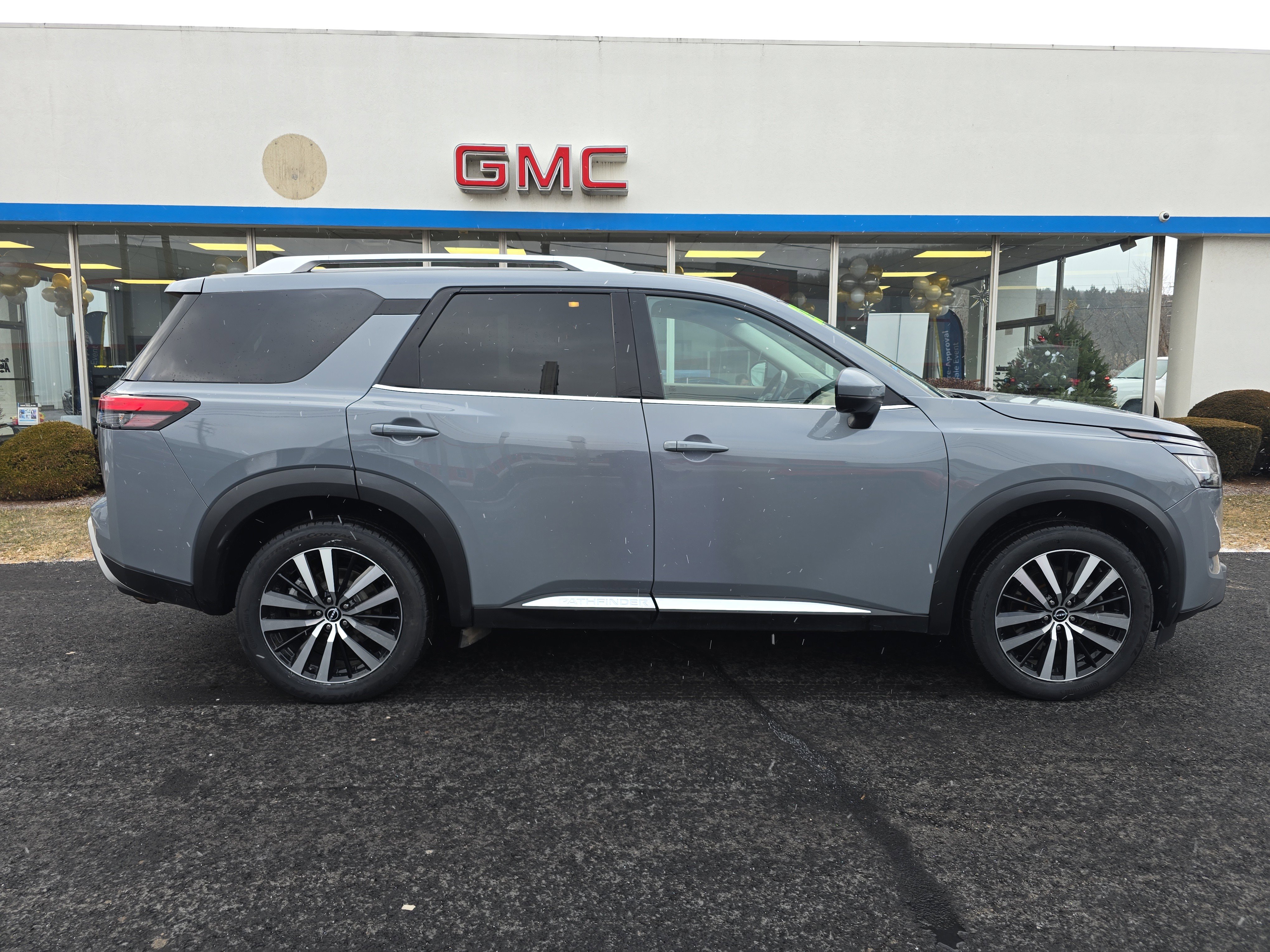 Used 2023 Nissan Pathfinder Platinum image 2