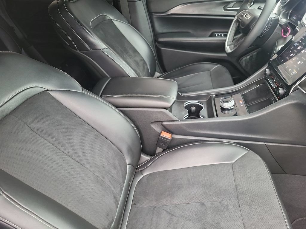 Used 2024 Jeep Grand Cherokee Altitude AWD/4WD image 34