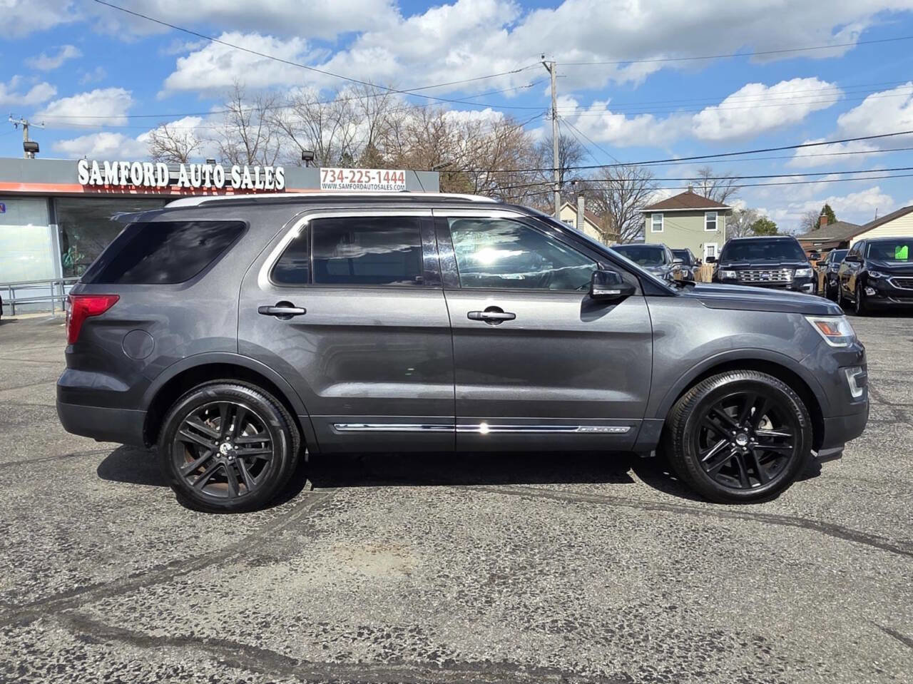 Used 2016 Ford Explorer XLT w/ Equipment Group 202A image 3