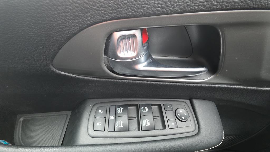 Used 2025 Chrysler Pacifica Select AWD/4WD image 22
