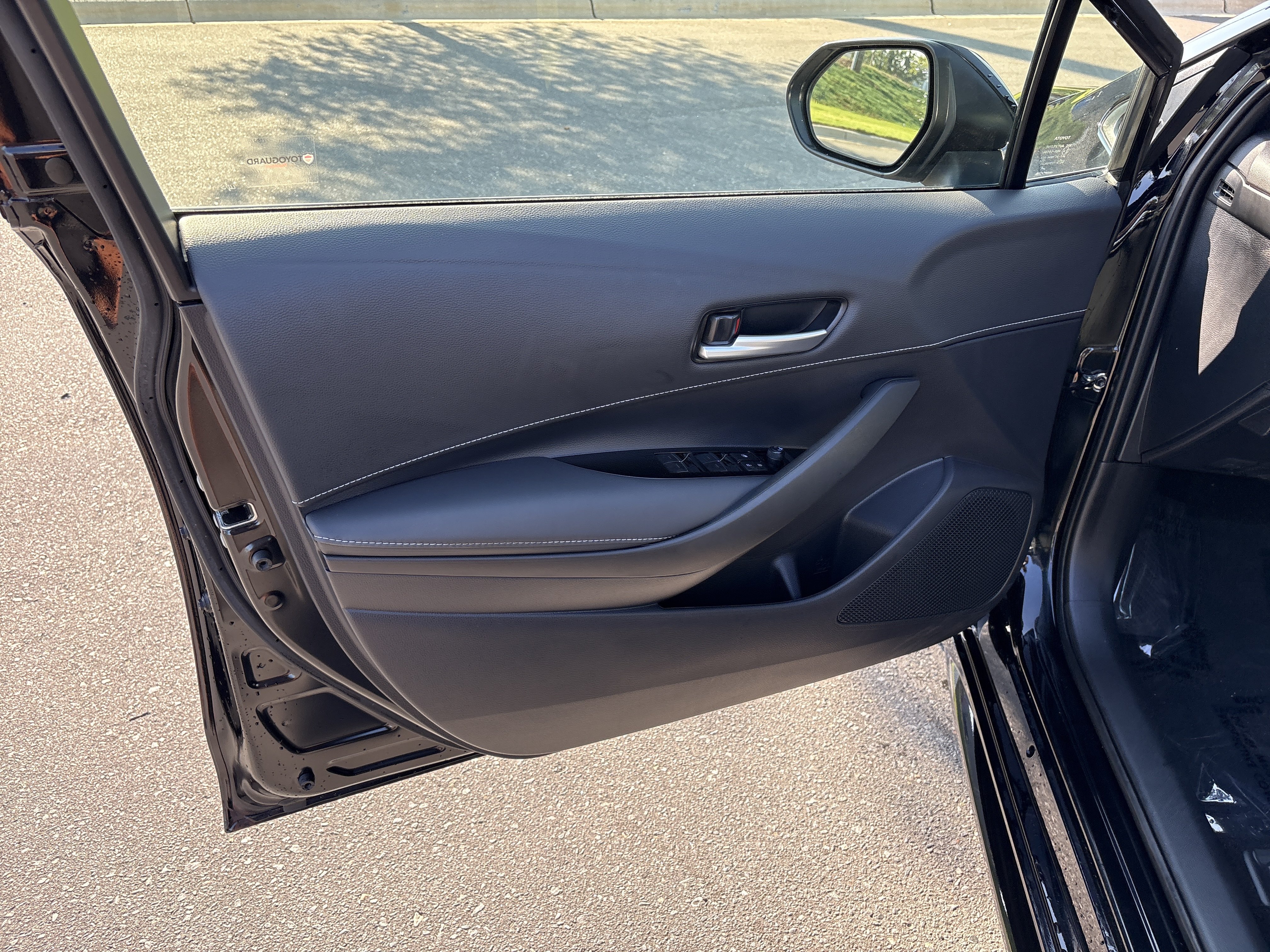 Used 2025 Toyota Corolla Hatchback w/ SE Package FWD image 17