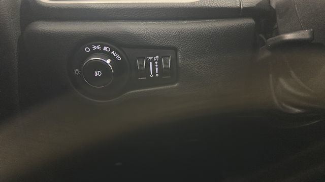 Used 2024 Chrysler Pacifica Limited FWD image 13