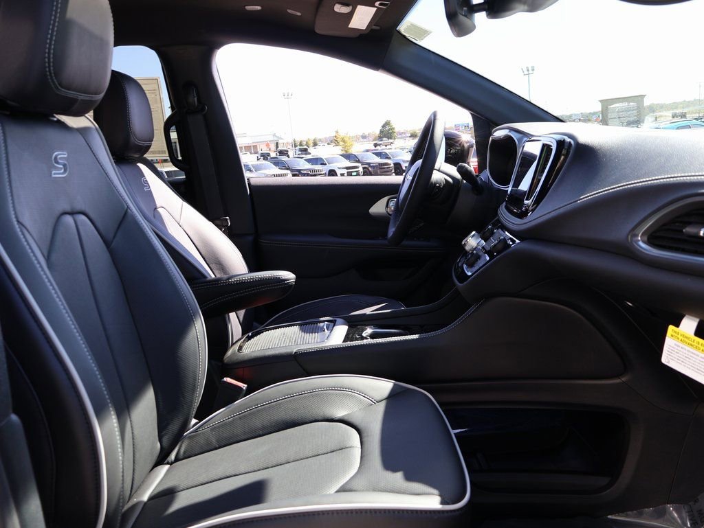 New 2026 Chrysler Pacifica Limited w/ S Appearance Package FWD image 9