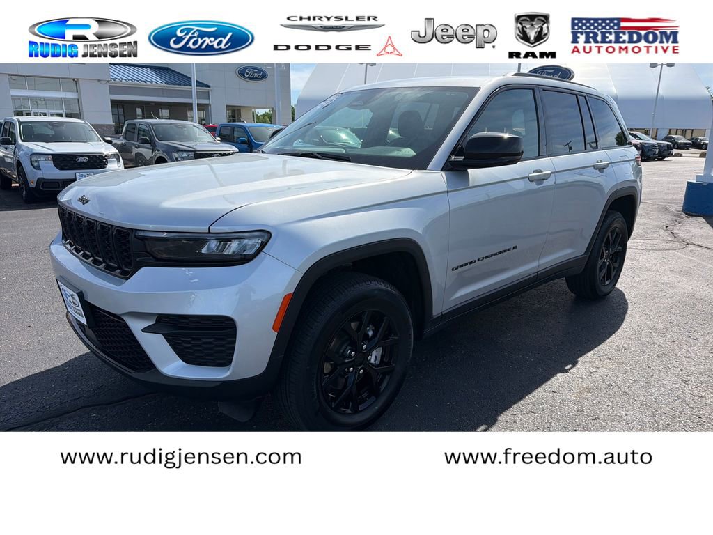 Used 2025 Jeep Grand Cherokee Altitude AWD/4WD image 1