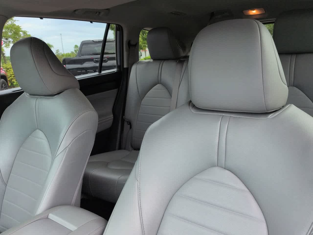Used 2022 Toyota Highlander XLE FWD image 8