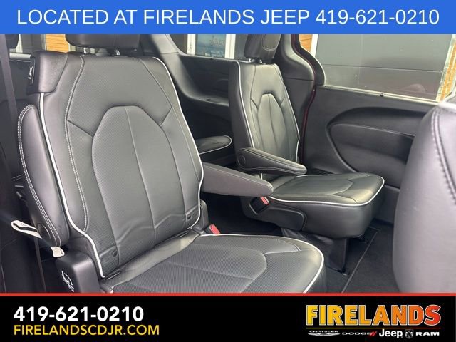 Used 2024 Chrysler Pacifica Limited w/ S Appearance Package FWD image 17