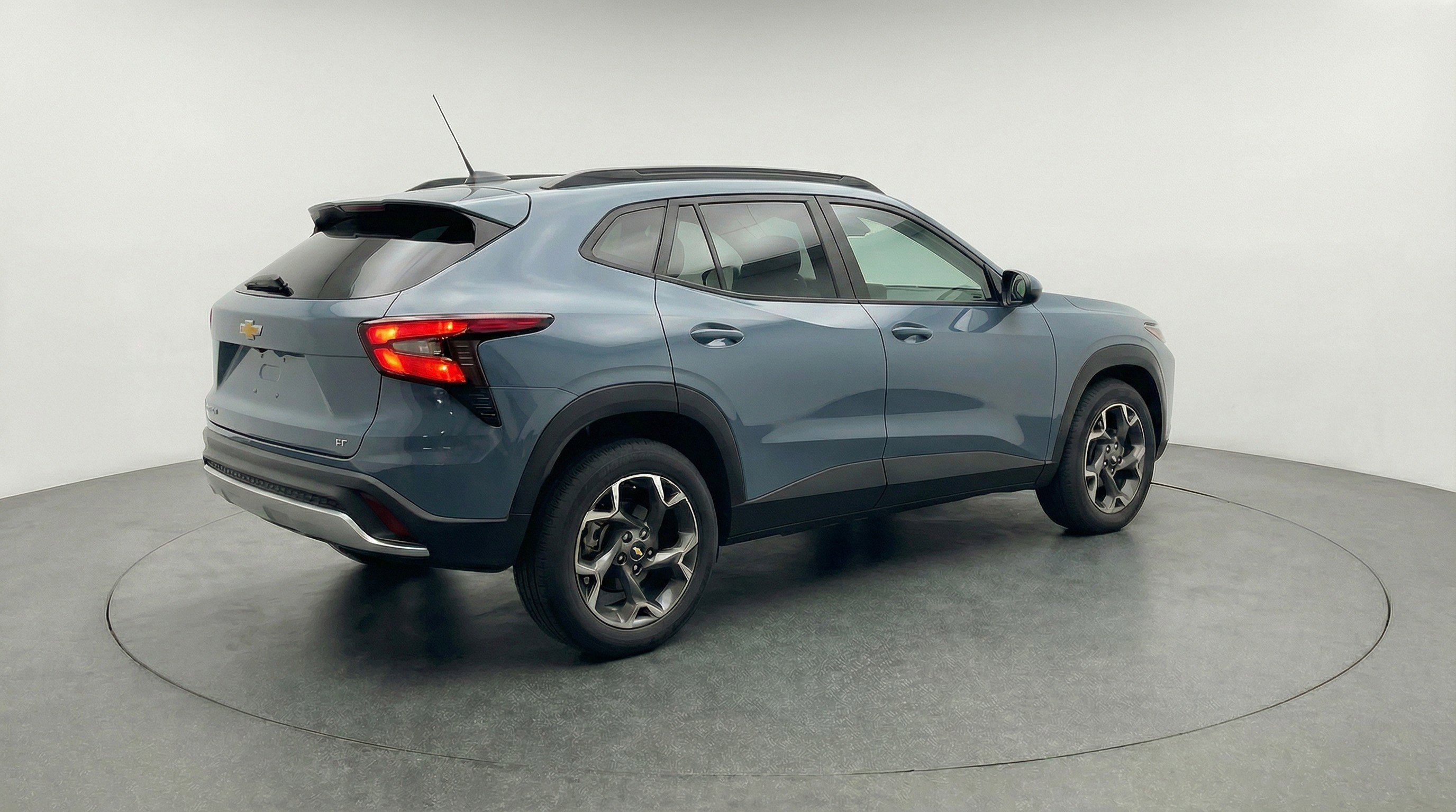 Used 2025 Chevrolet Trax LT FWD image 9