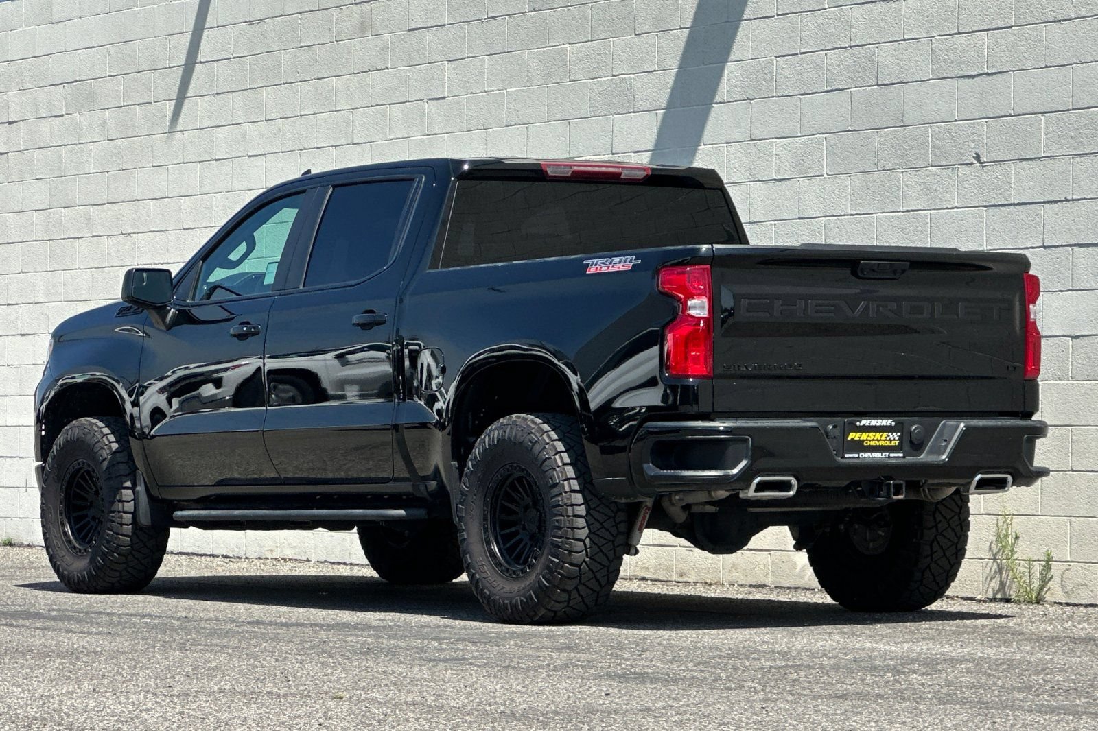 Used 2025 Chevrolet Silverado 1500 LT Trail Boss w/ LPO, Dark Essentials Package AWD/4WD image 6