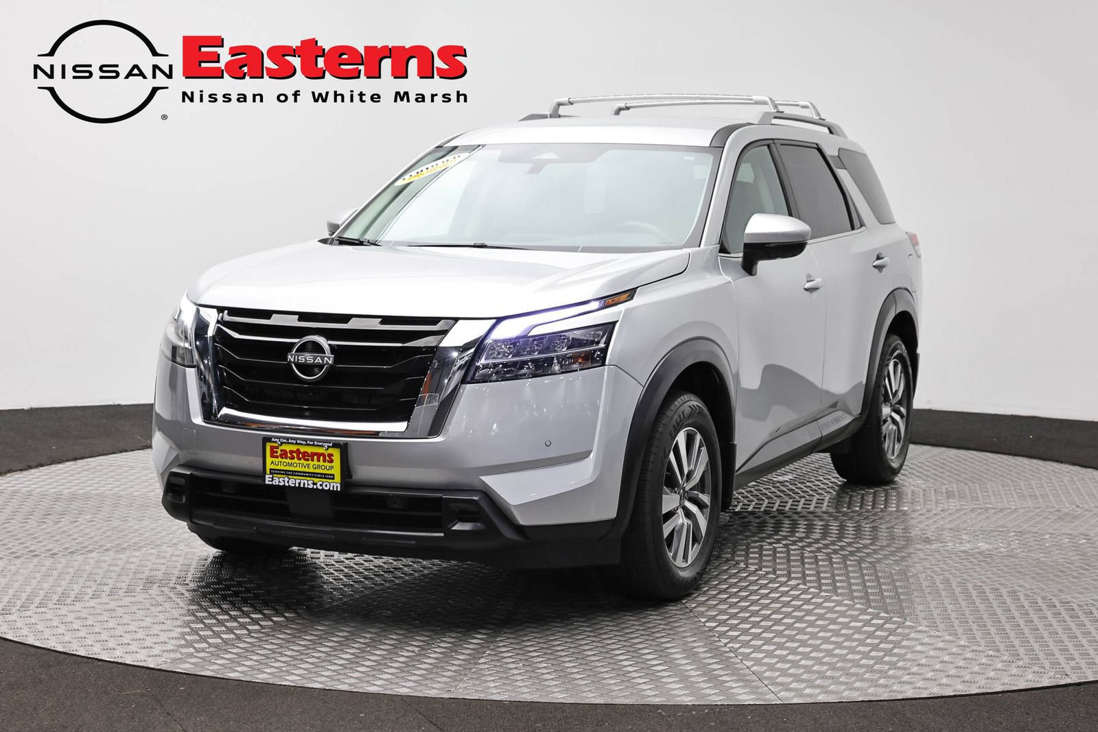 Used 2023 Nissan Pathfinder SL AWD/4WD image 1