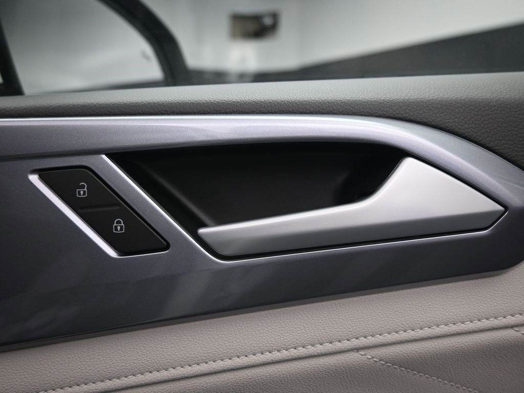 Used 2025 Volkswagen Taos SEL image 29