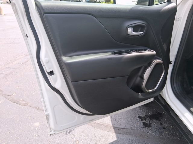 Used 2023 Jeep Renegade Latitude AWD/4WD image 9