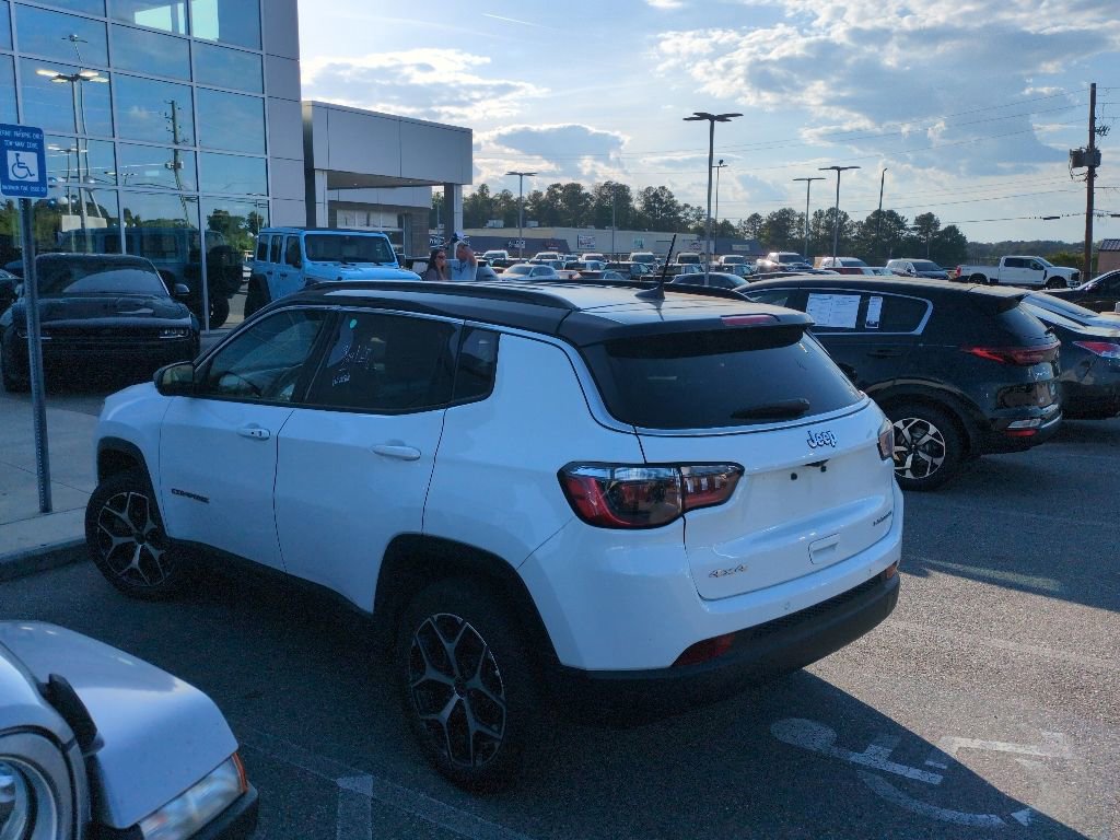 Used 2025 Jeep Compass Limited AWD/4WD image 4