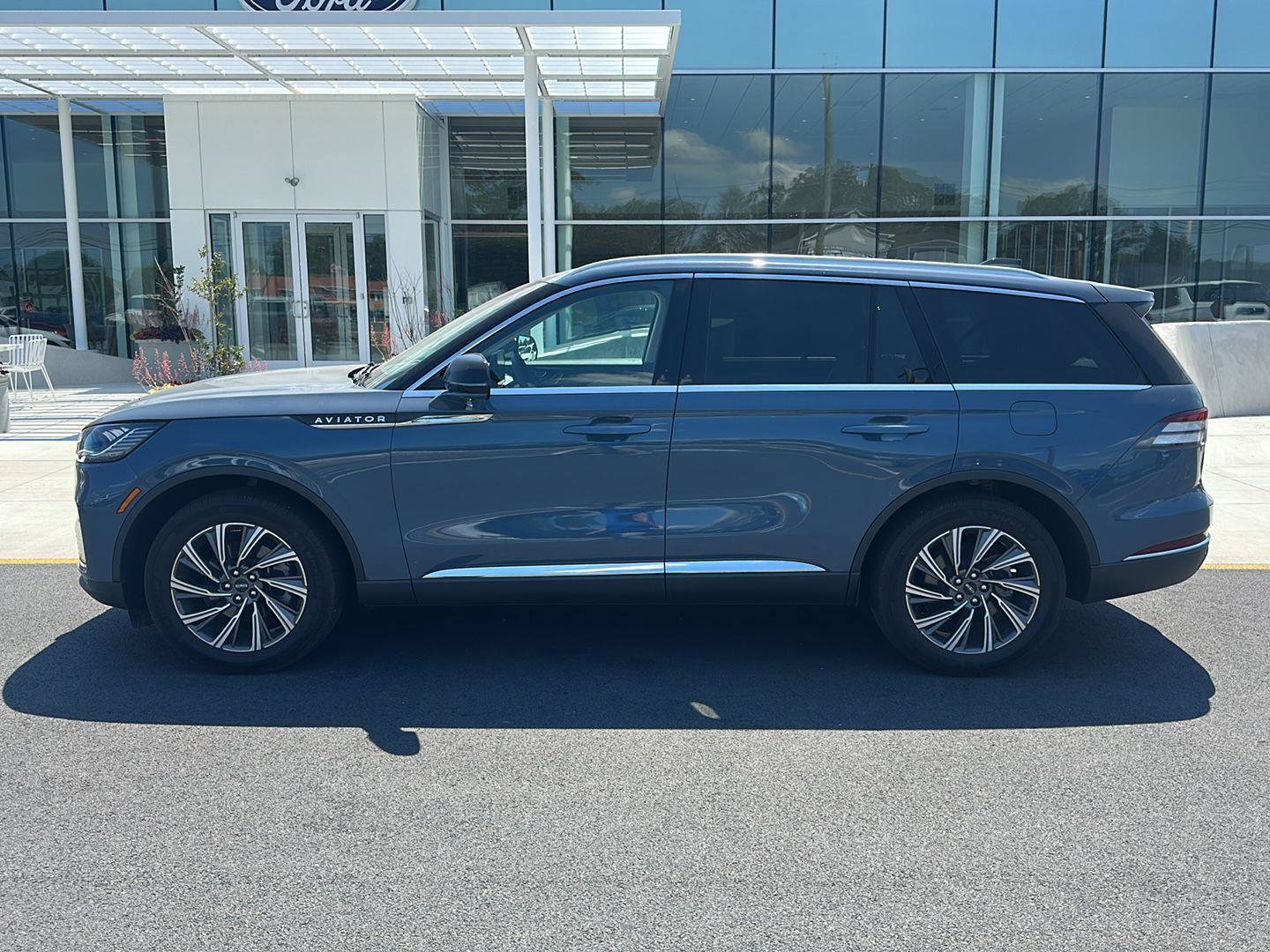Used 2025 Lincoln Aviator AWD image 8