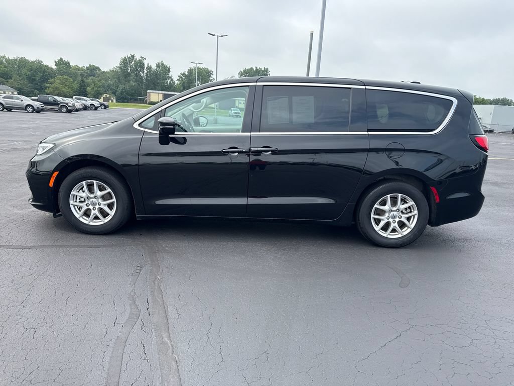 Used 2024 Chrysler Pacifica Touring-L FWD image 5
