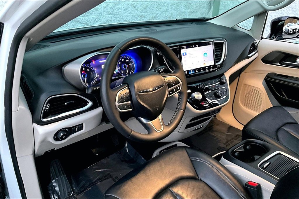 Used 2024 Chrysler Pacifica Touring-L image 14