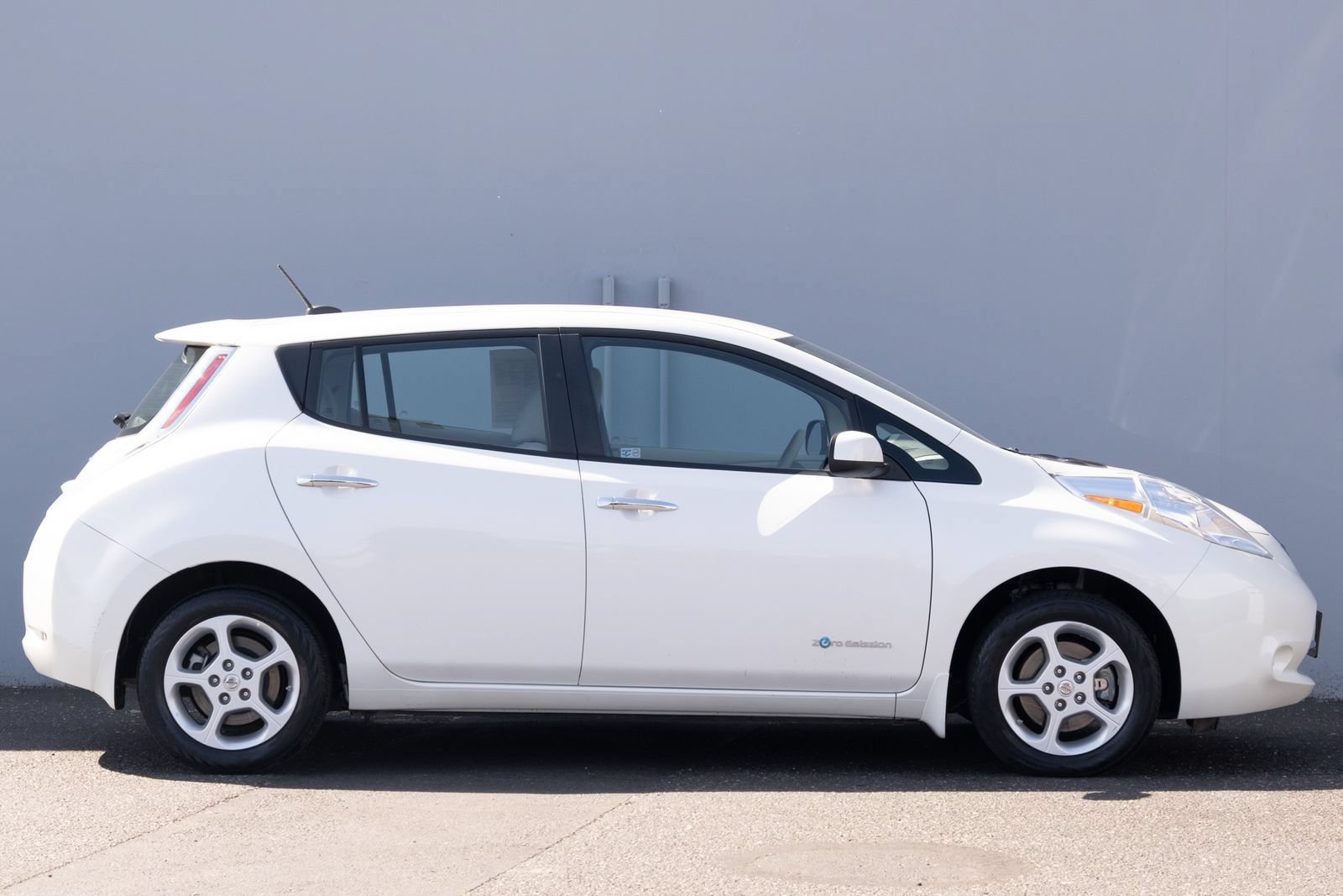Used 2015 Nissan Leaf SV FWD image 25