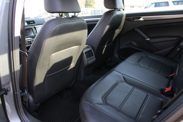 Used 2017 Volkswagen Passat 1.8T R-Line image 22