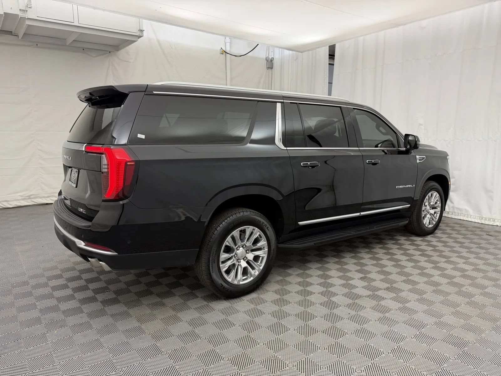 Used 2025 GMC Yukon XL Denali AWD/4WD image 5