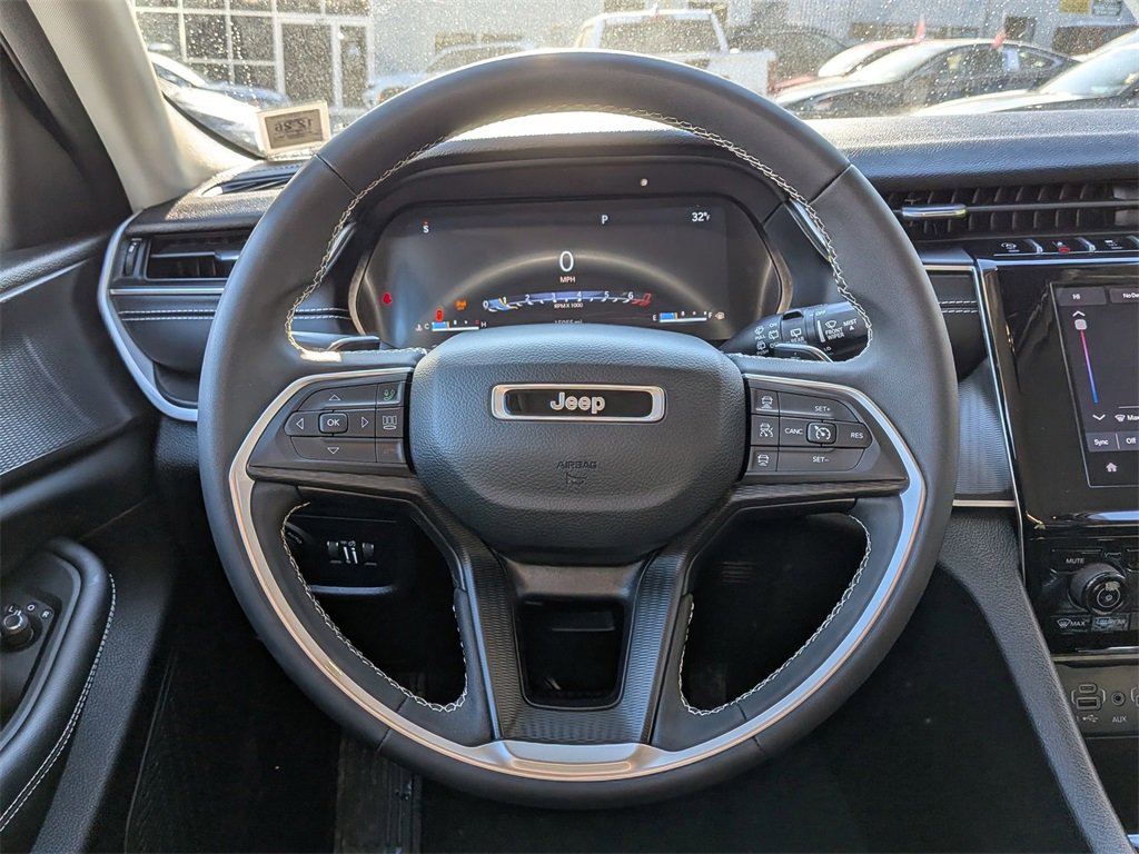 Used 2024 Jeep Grand Cherokee Laredo image 13