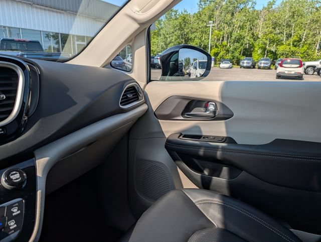 Used 2024 Chrysler Pacifica Touring-L FWD image 33