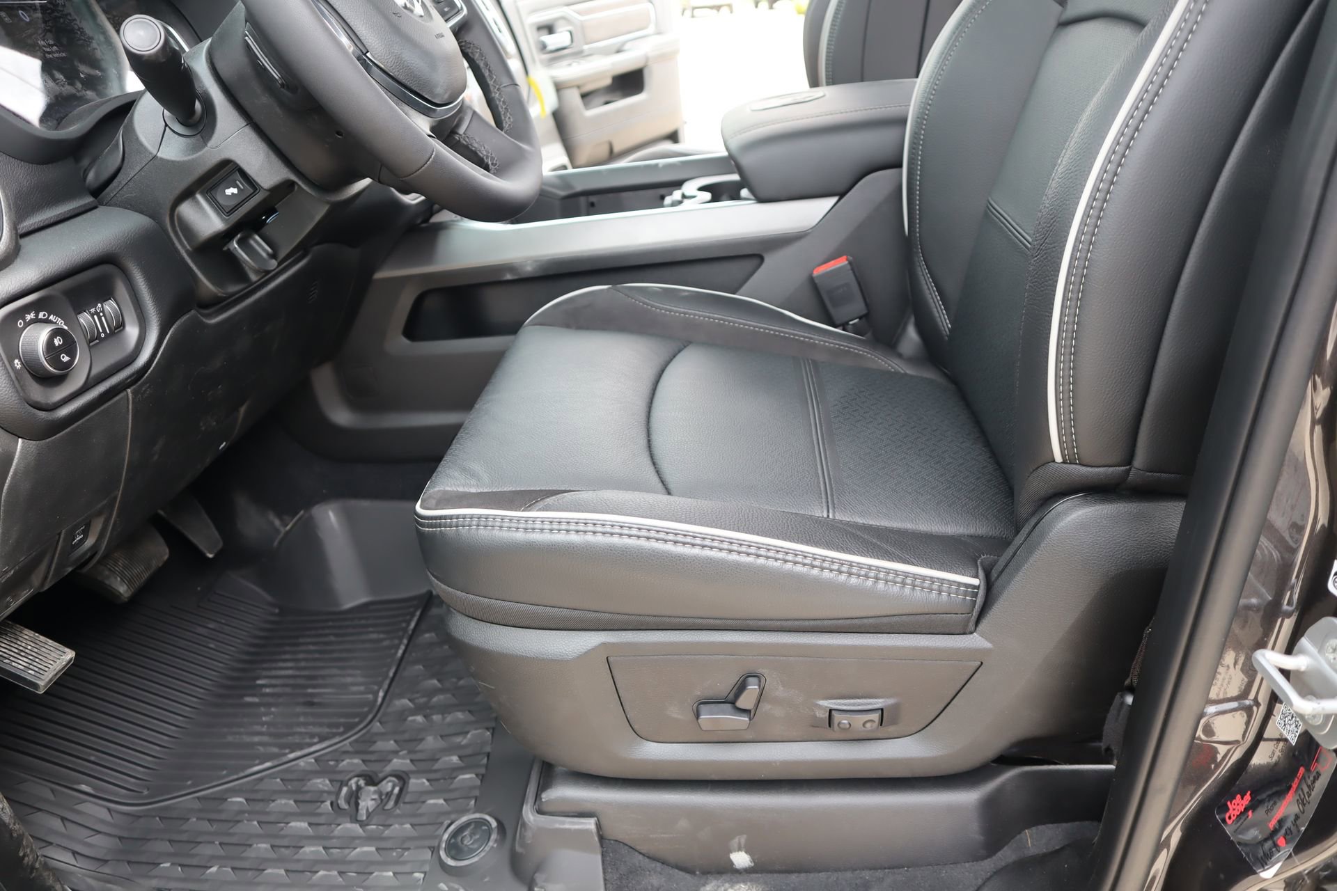 New 2026 RAM 2500 Laramie AWD/4WD image 12