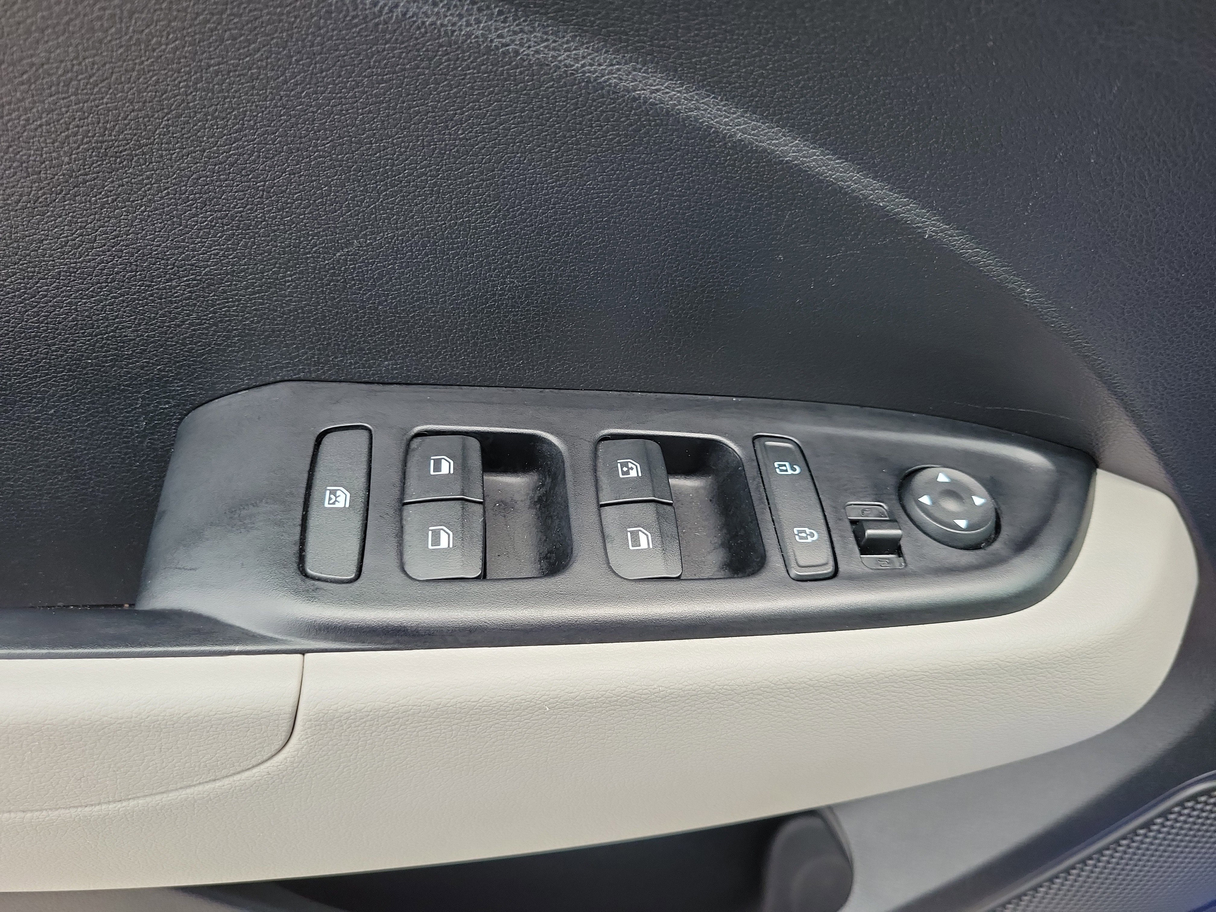 Used 2025 Hyundai Venue FWD image 27