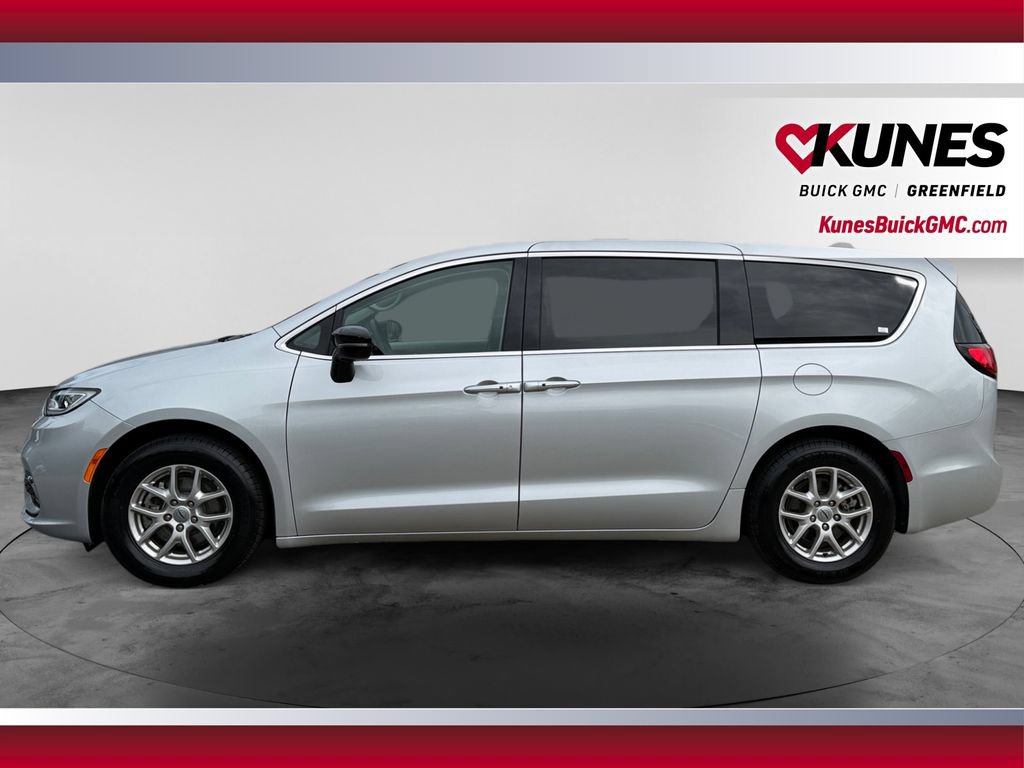 Used 2024 Chrysler Pacifica Touring-L FWD image 6