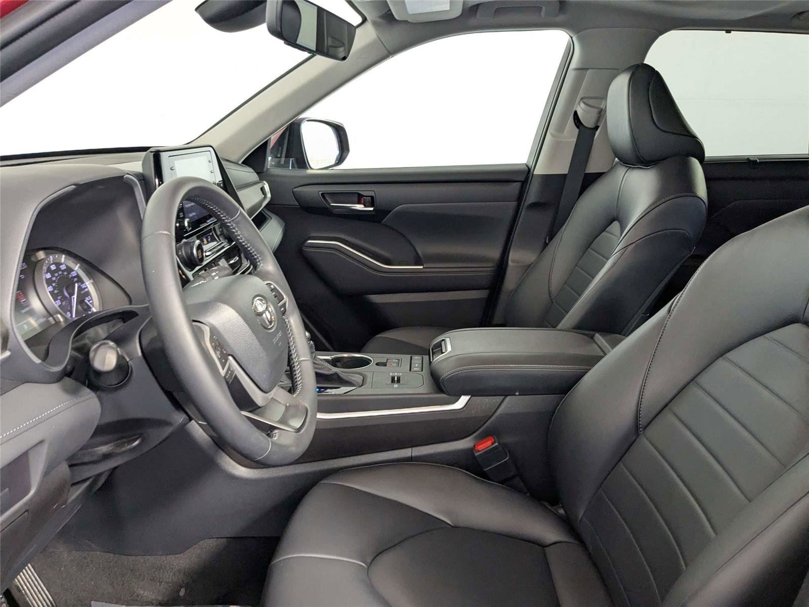 Used 2022 Toyota Highlander XLE image 12