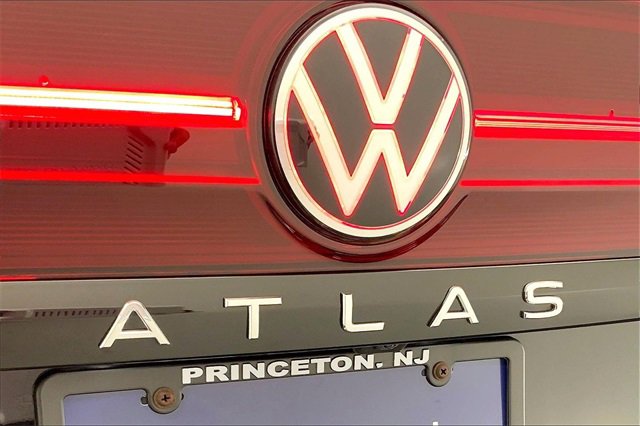Used 2025 Volkswagen Atlas Peak Edition SE image 8