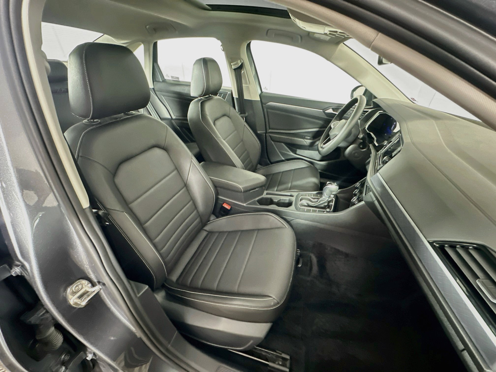 Used 2024 Volkswagen Jetta SE w/ Panoramic Sunroof Package FWD image 30