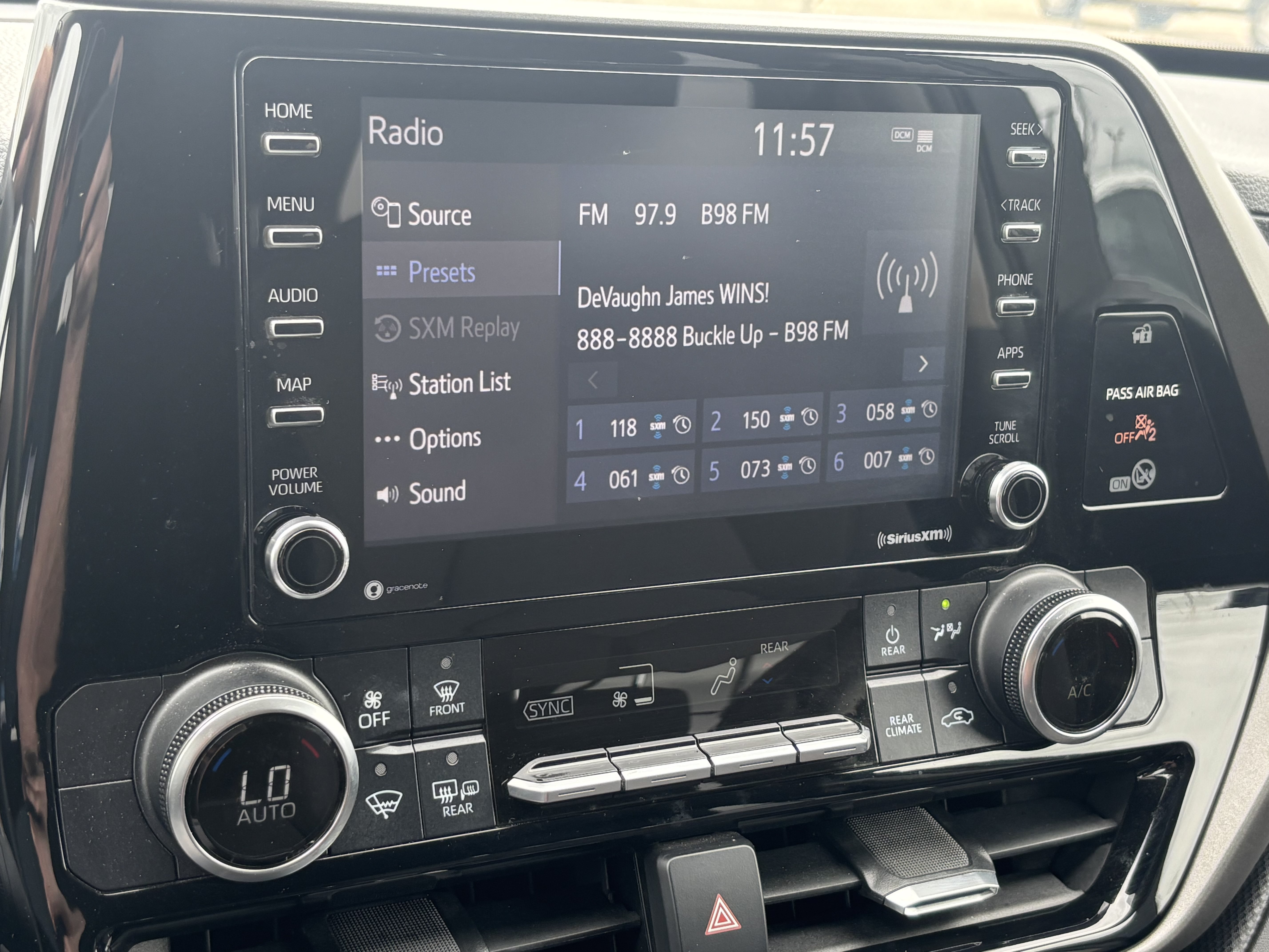 Used 2020 Toyota Highlander L FWD image 11