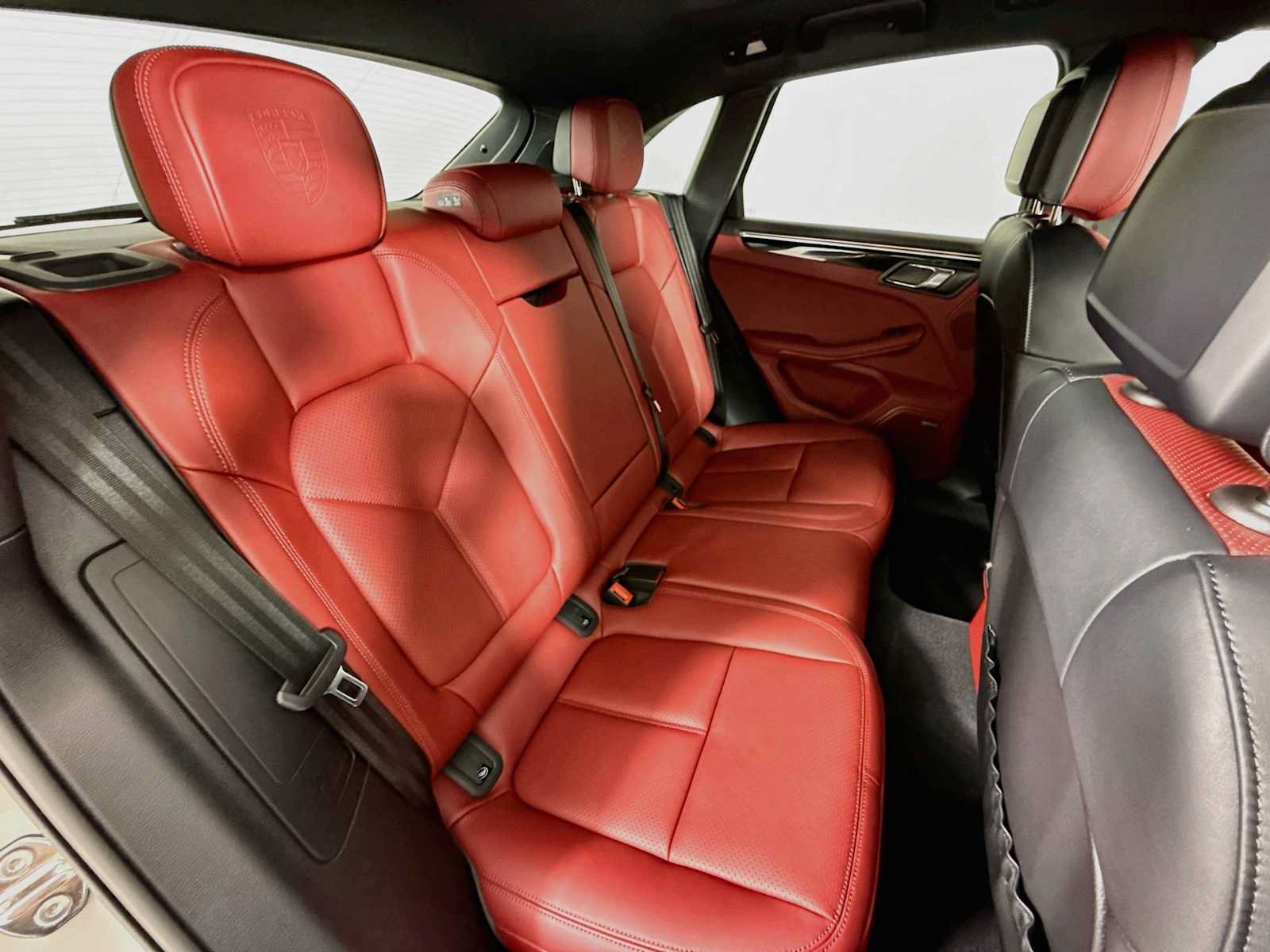 Certified 2025 Porsche Macan AWD/4WD image 28