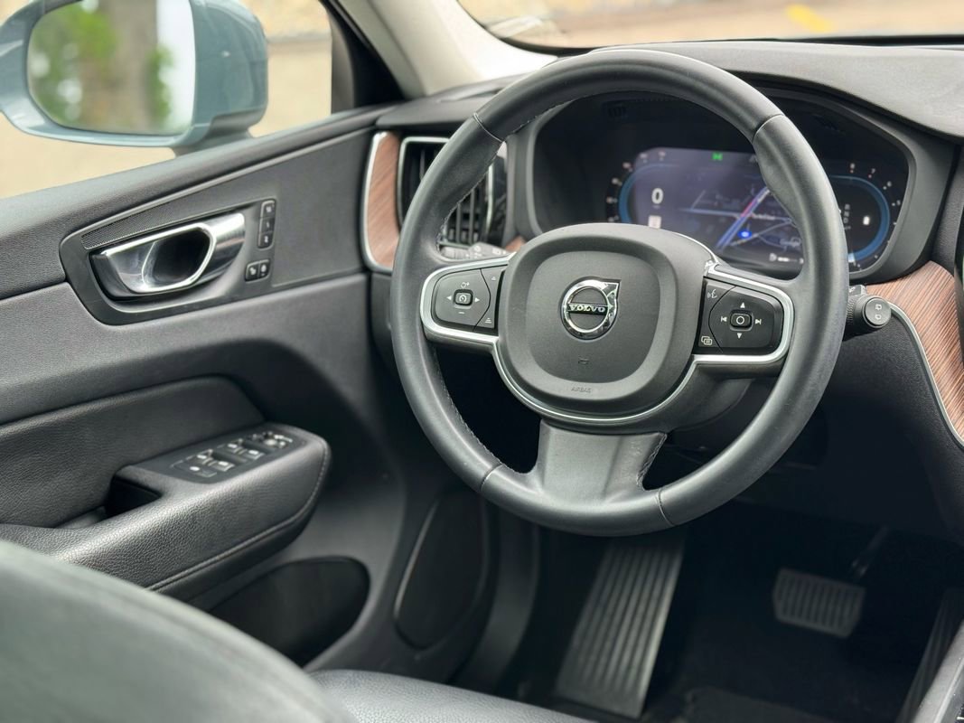 Used 2022 Volvo XC60 B5 Momentum image 13