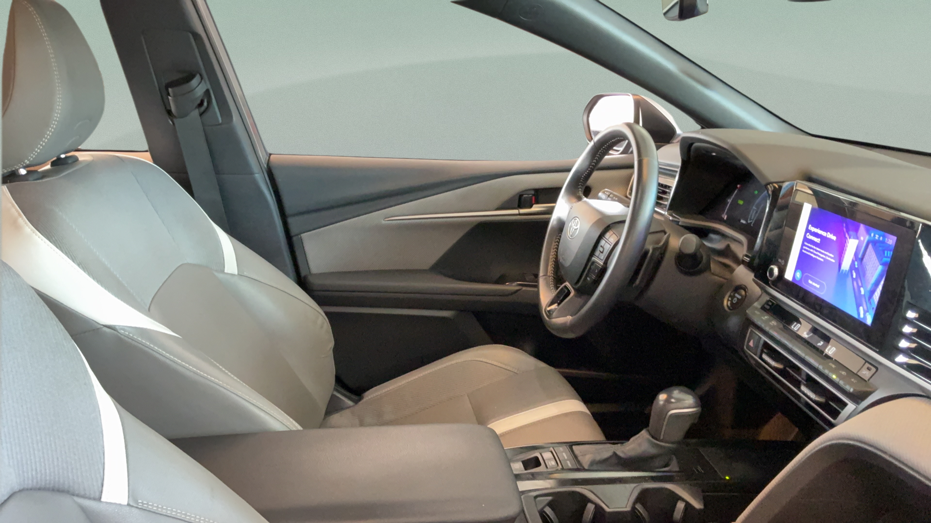 Used 2025 Toyota Camry SE w/ Convenience Package FWD image 35