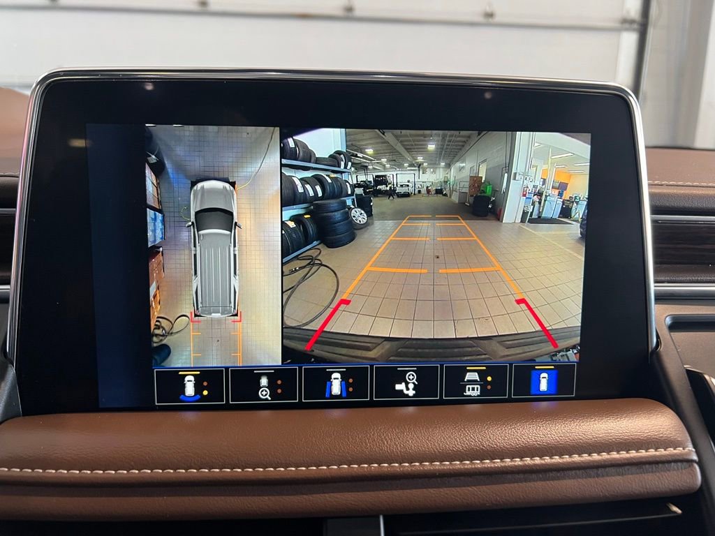 Used 2024 Chevrolet Suburban High Country image 12
