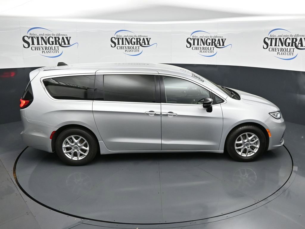 Used 2024 Chrysler Pacifica Touring-L image 16