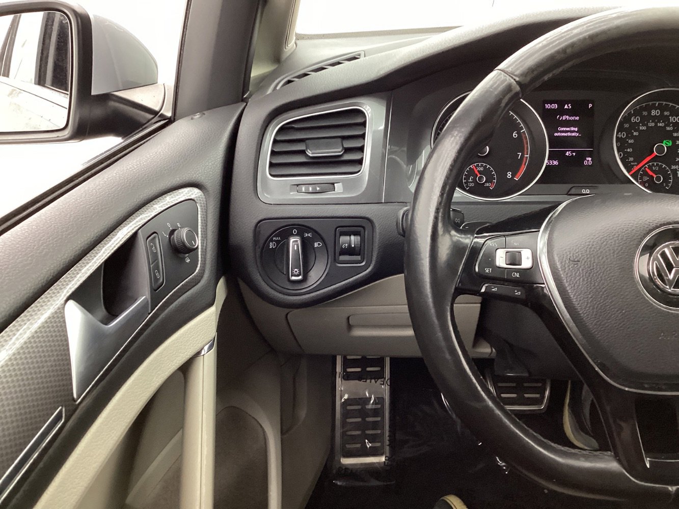 Used 2017 Volkswagen Golf Alltrack S image 32