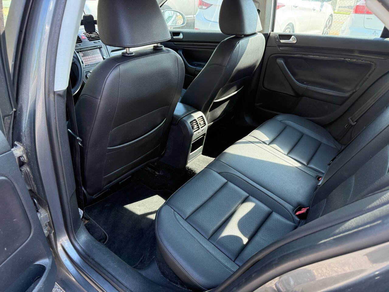Used 2010 Volkswagen Jetta SE FWD image 13