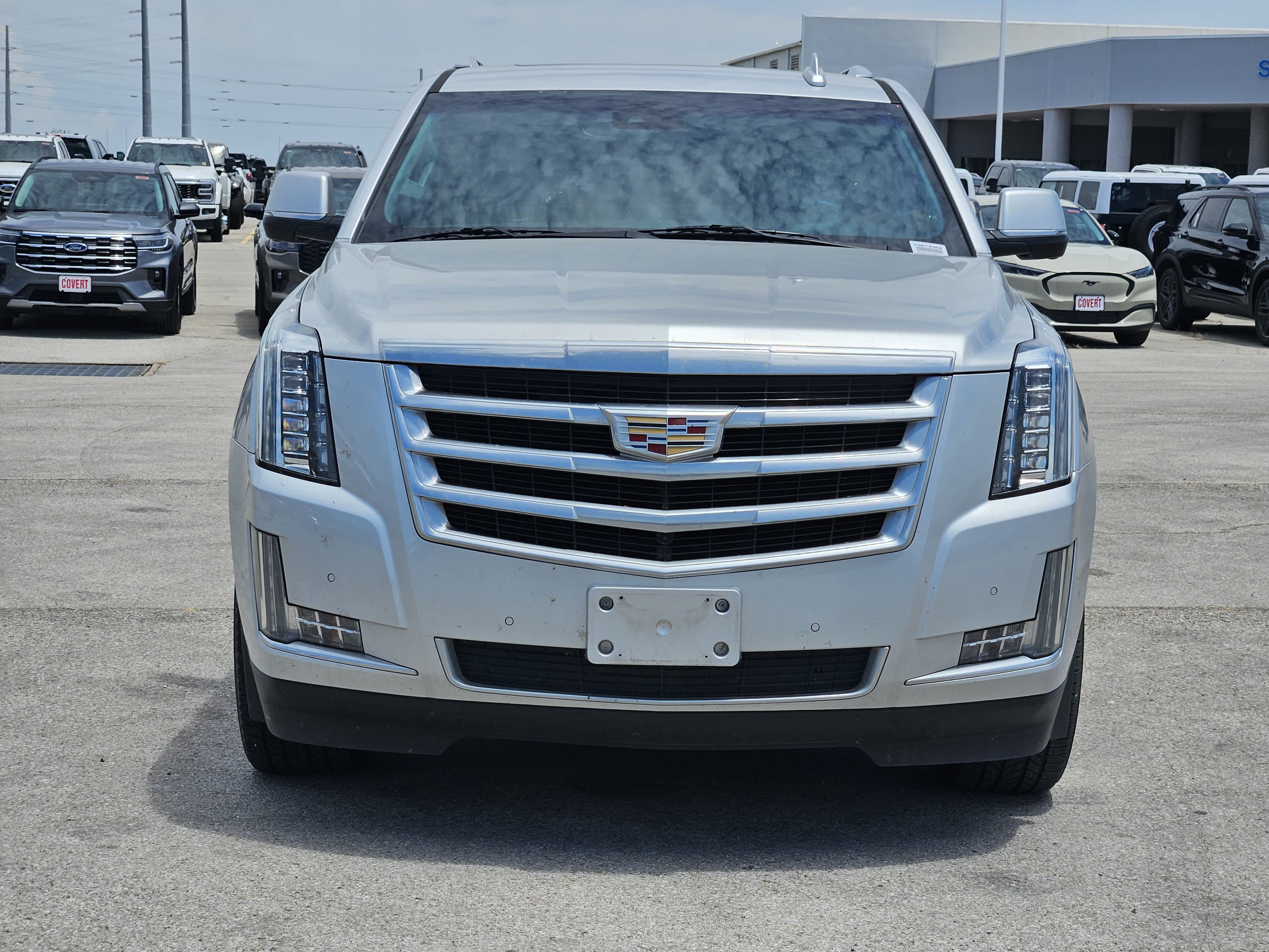 Used 2020 Cadillac Escalade ESV Luxury RWD image 2