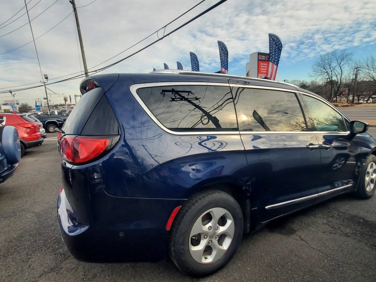 Used 2017 Chrysler Pacifica Touring-L Plus w/ Advanced Safetytec Group image 6