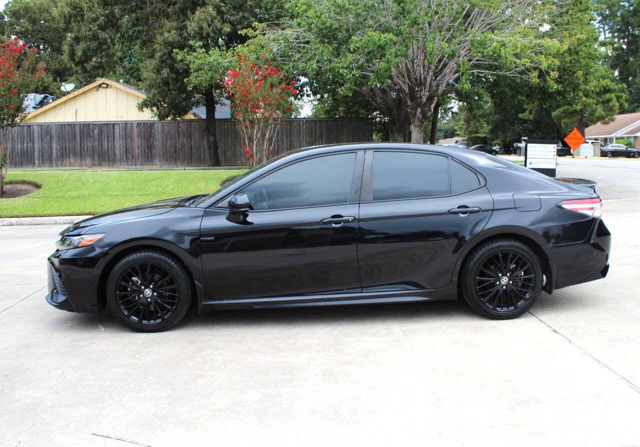 Used 2020 Toyota Camry SE FWD image 1