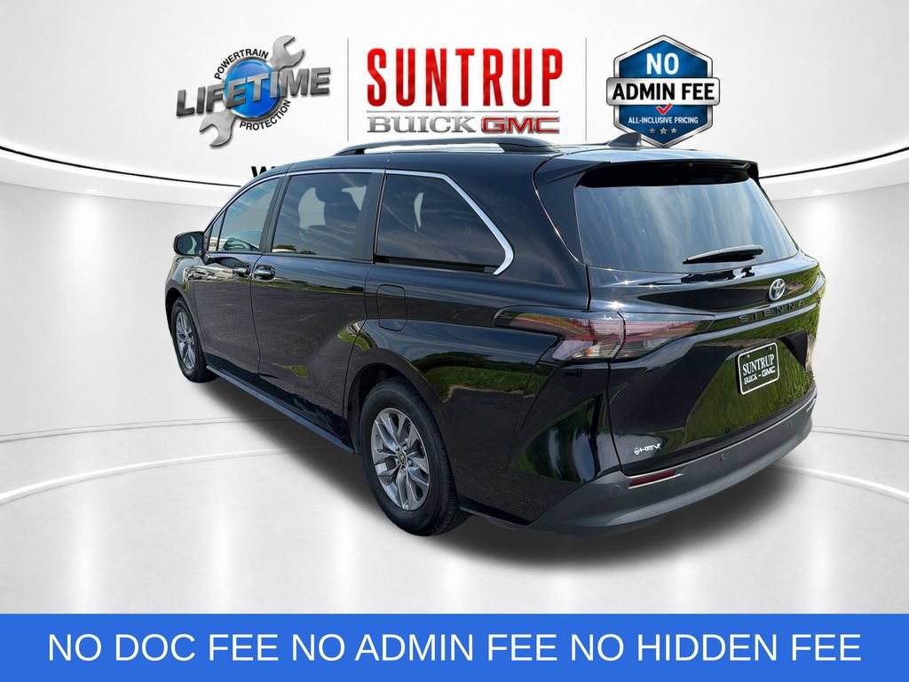 Used 2025 Toyota Sienna XLE FWD image 3