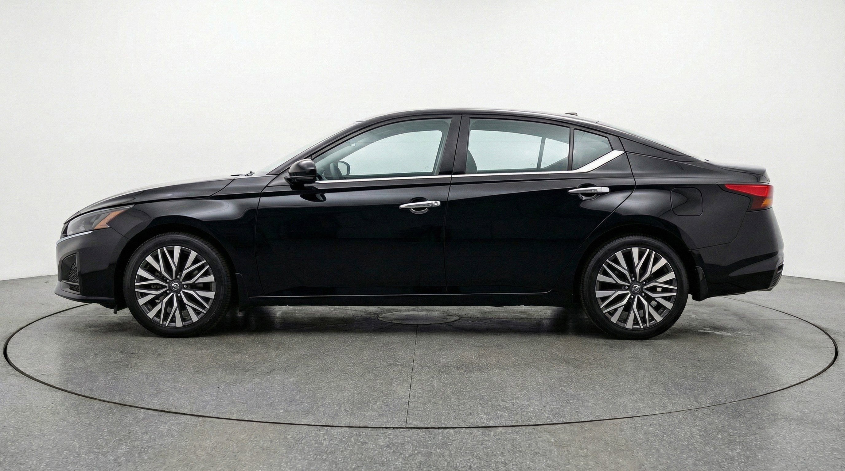 Used 2025 Nissan Altima 2.5 SV image 5