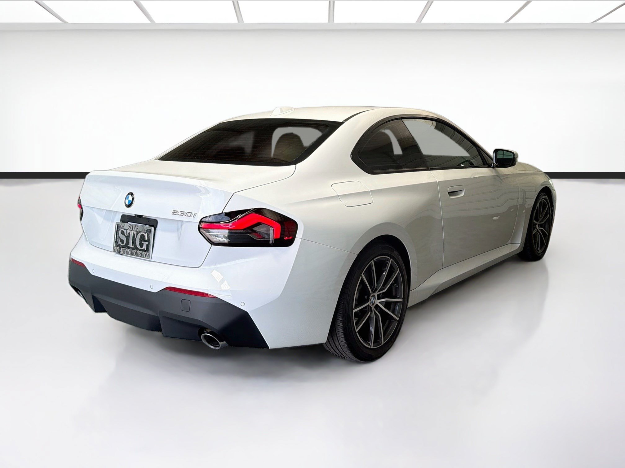 Used 2025 BMW 230i Coupe w/ Convenience Package RWD image 4